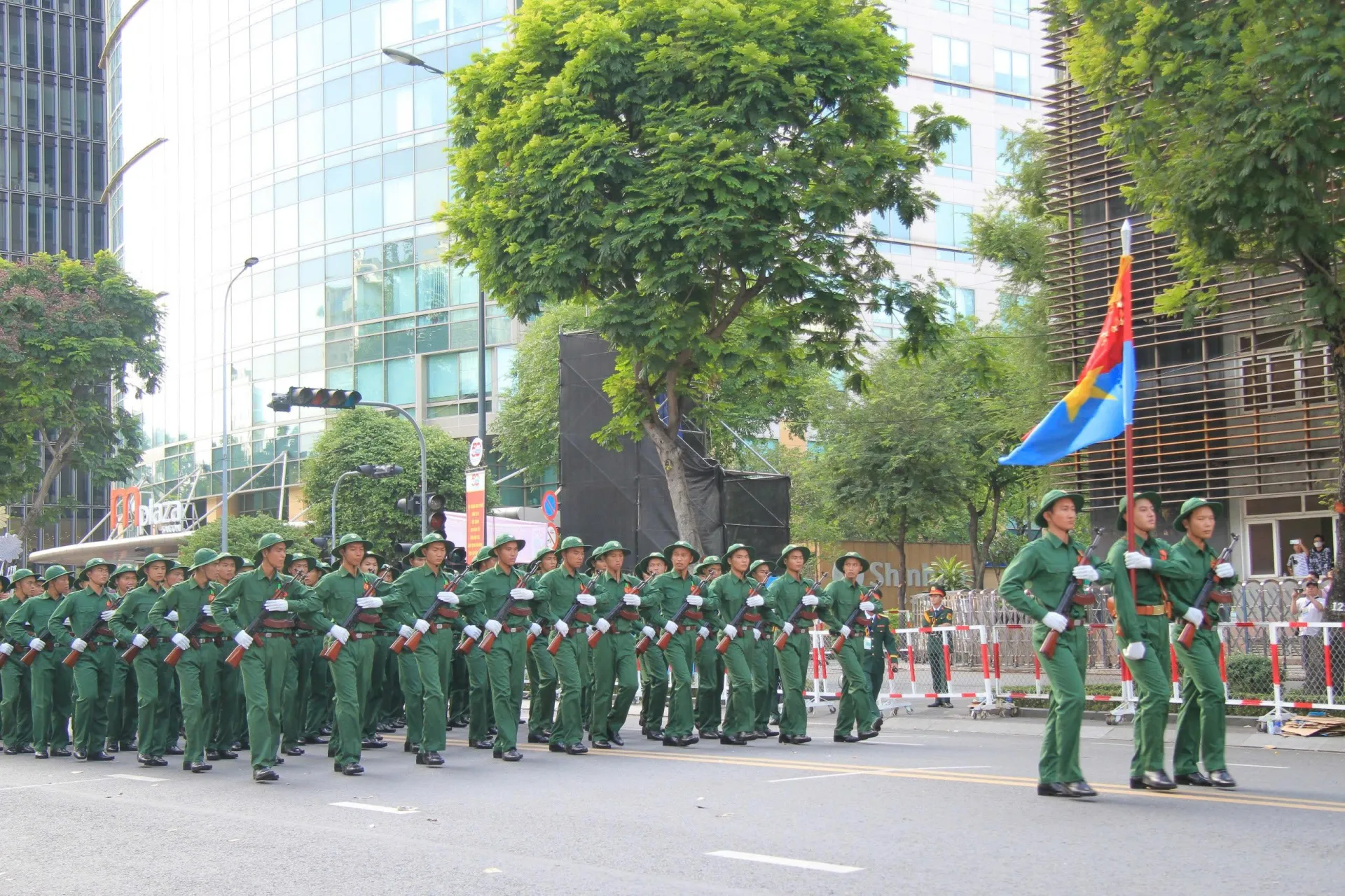 Kết thúc buổi diễu binh và tương lai